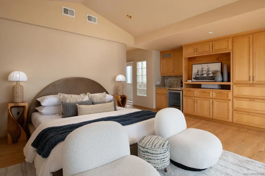 La Jolla, California 92037, United States, 4 Bedrooms Bedrooms, ,4 BathroomsBathrooms,Residential,Active,184610