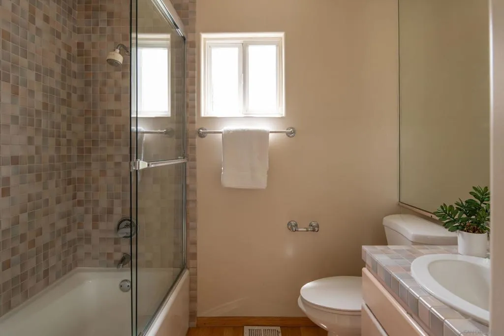 La Jolla, California 92037, United States, 4 Bedrooms Bedrooms, ,4 BathroomsBathrooms,Residential,Active,184610