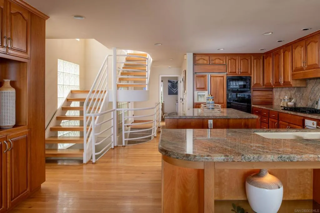 La Jolla, California 92037, United States, 4 Bedrooms Bedrooms, ,4 BathroomsBathrooms,Residential,Active,184610