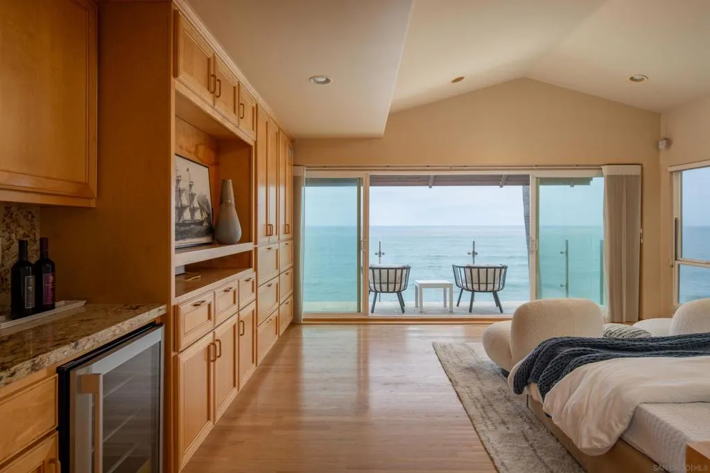 La Jolla, California 92037, United States, 4 Bedrooms Bedrooms, ,4 BathroomsBathrooms,Residential,Active,184610