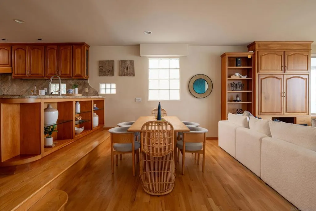 La Jolla, California 92037, United States, 4 Bedrooms Bedrooms, ,4 BathroomsBathrooms,Residential,Active,184610