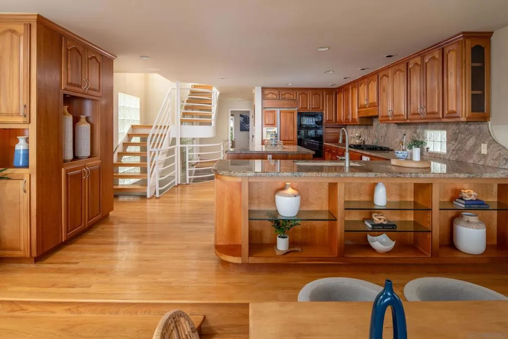 La Jolla, California 92037, United States, 4 Bedrooms Bedrooms, ,4 BathroomsBathrooms,Residential,Active,184610