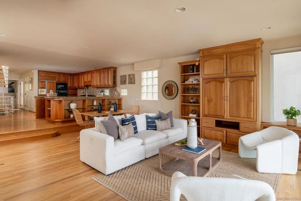 La Jolla, California 92037, United States, 4 Bedrooms Bedrooms, ,4 BathroomsBathrooms,Residential,Active,184610