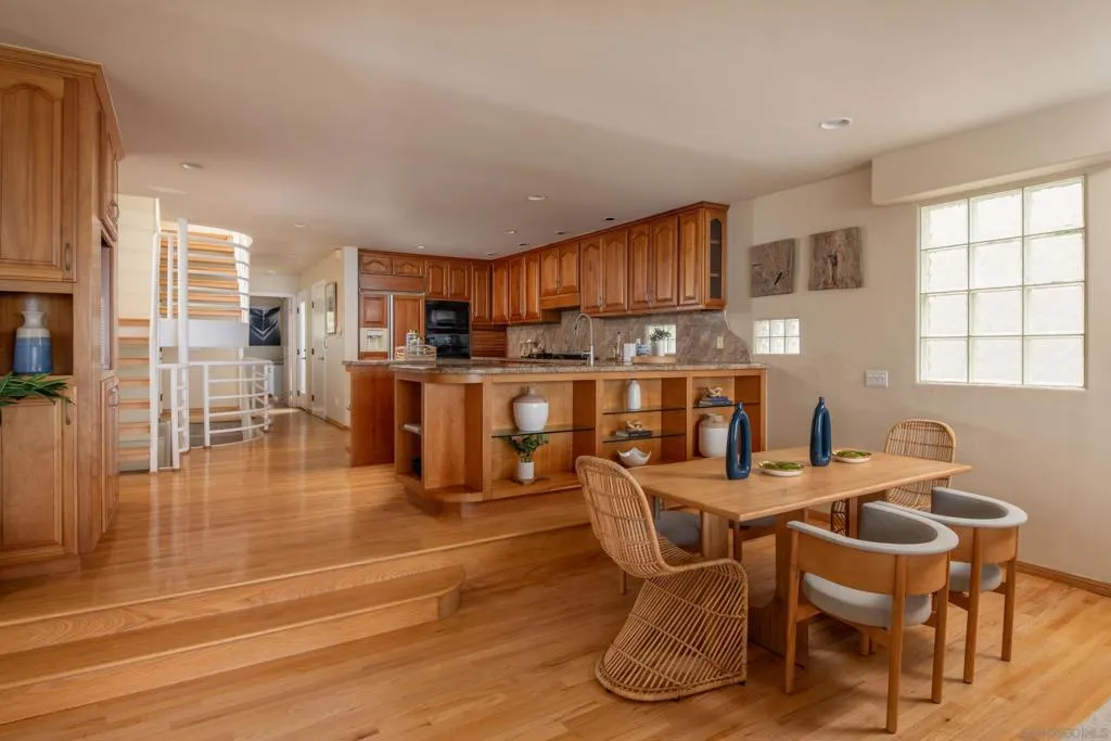 La Jolla, California 92037, United States, 4 Bedrooms Bedrooms, ,4 BathroomsBathrooms,Residential,Active,184610