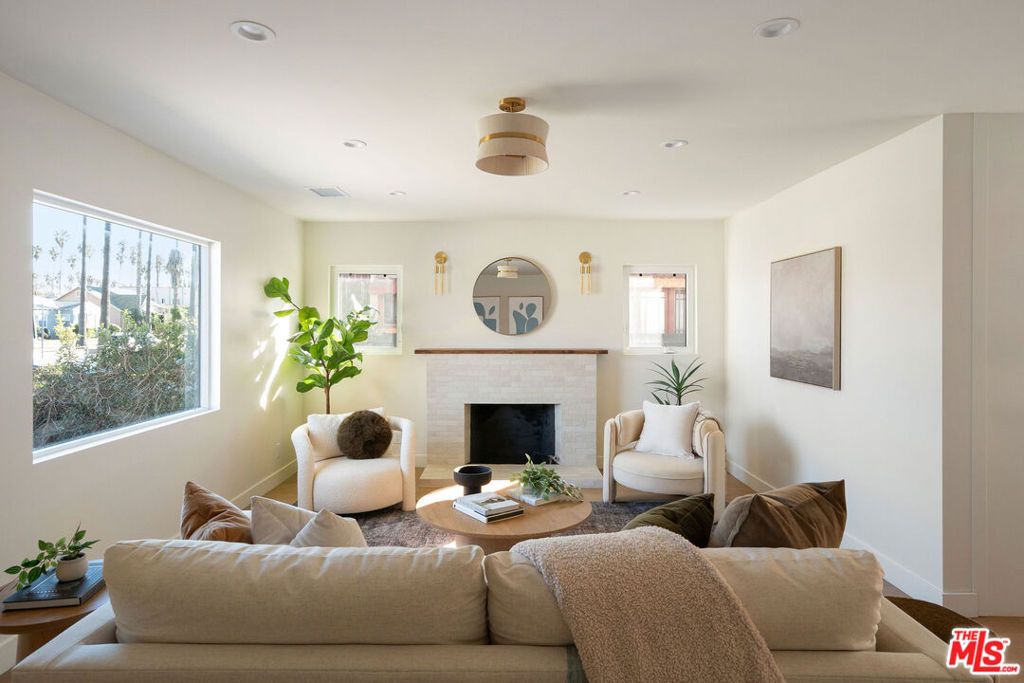 Photo of 4617 10th Avenue, Los Angeles, CA 90043 (MLS # 25626347)