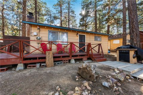 Photo of 314 Victoria Ln, Big Bear, CA 92386 (MLS # SR26028449)