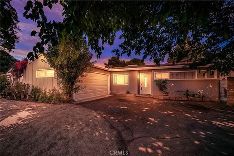 Photo of 7848 Chastain Avenue, Reseda, CA 91335 (MLS # SR26017065)