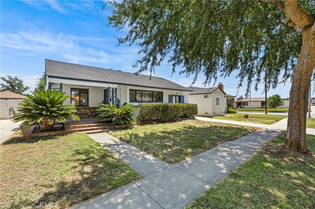 Located in one of the best areas of Alhambra, this newly renovated single-family home offers 4 bedrooms and 5 bathrooms, featuring brand-new flooring and fresh paint. Conveniently situated near the shops and restaurants on Valley Boulevard and close to Almansor Park. Please note, the lease does not include the back house.