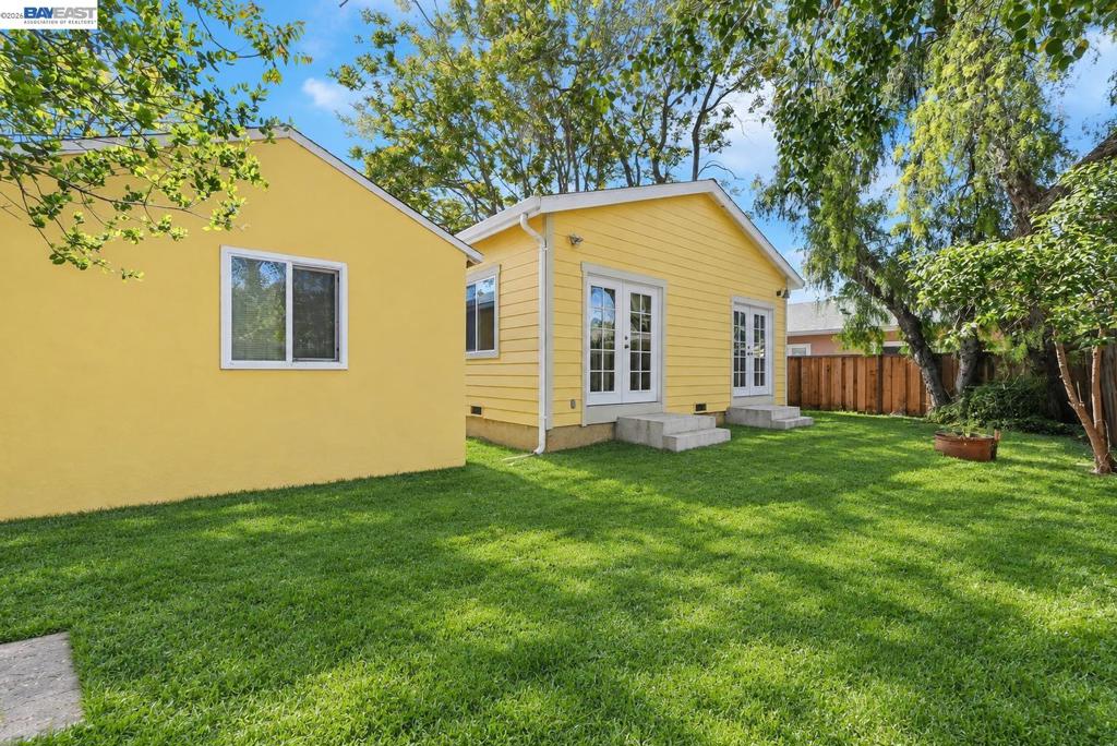 2056 Elm St