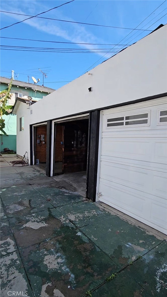 2546 S Bronson