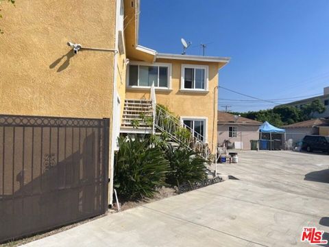 Photo of 1712 S Ridgeley Drive #4, Los Angeles, CA 90019 (MLS # 25628375)