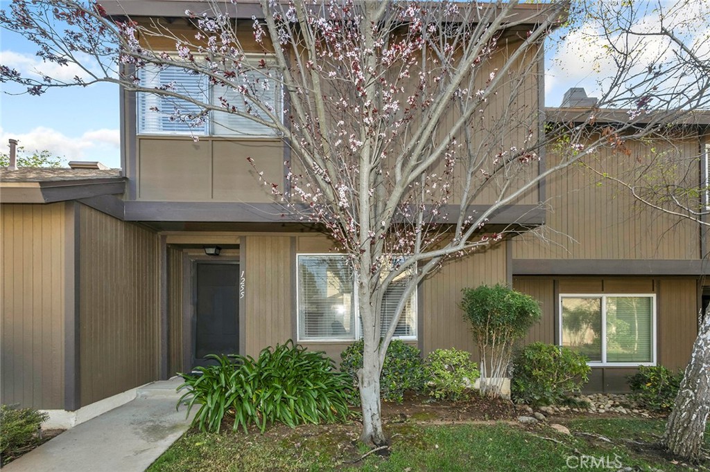 Welcome to this 3-bedroom, 3-bath townhouse in the heart of San Dimas! Featuring a spacious open-concept living and dining area filled with natural light.. All three bedrooms are generously sized, including a primary suite with its own private bath and ample closet space. Additional highlights include direct access to a two-car garage, convenient indoor laundry, and a private patio perfect for relaxing or hosting weekend barbecues.
Nestled in the desirable Glenwood community, residents enjoy access to a sparkling pool, spa, and lush greenbelt areas. With top-rated schools, shopping, dining, and easy freeway access just minutes away, this move-in ready home is an exceptional find in one of San Dimas’ most sought-after neighborhoods. PRICED TO SELL!!