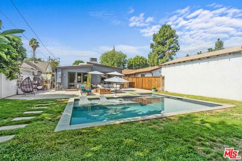 Photo of 210 N Niagara Street, Burbank, CA 91505 (MLS # 25602575)