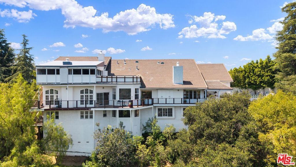 Photo of 2312 Kimridge Road, Beverly Hills, CA 90210 (MLS # 26721761)