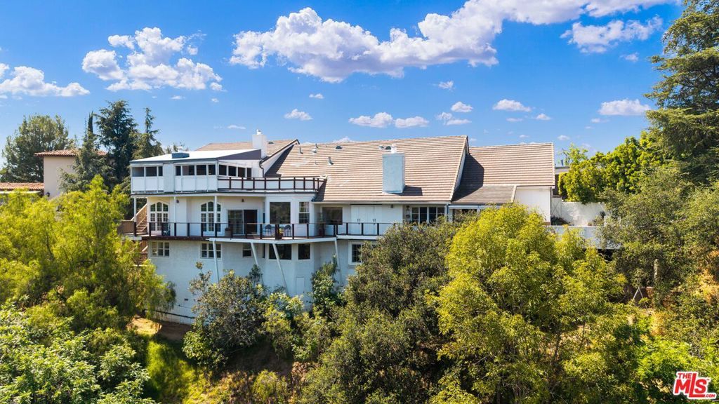 Photo of 2312 Kimridge Road, Beverly Hills, CA 90210 (MLS # 26721761)