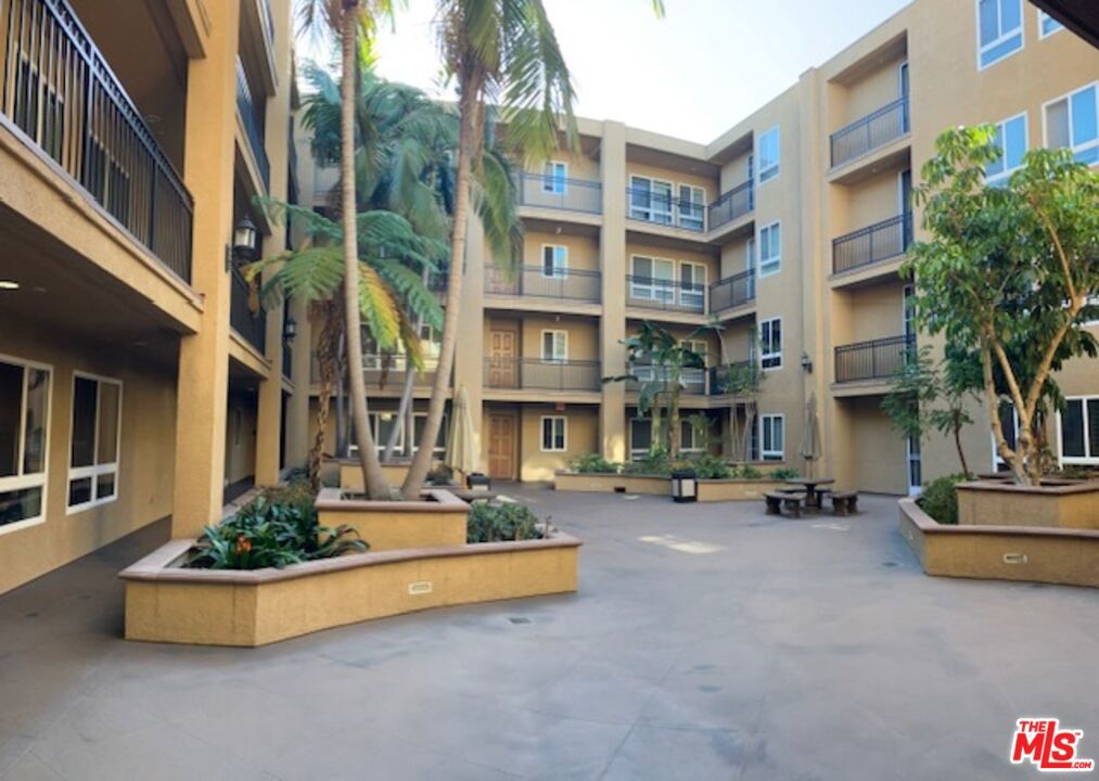 If you have good credit and review of RentSpree report, you may inquire for discounted rent. Top floor Penthouse facing Down Town Los Angeles with all the conveniences that come living in Korea town. Centrally located. Close to markets, restaurants and shops. Minutes to freeway 10. Gated parking, two tandem parking space on P1. RentSpree is a must.