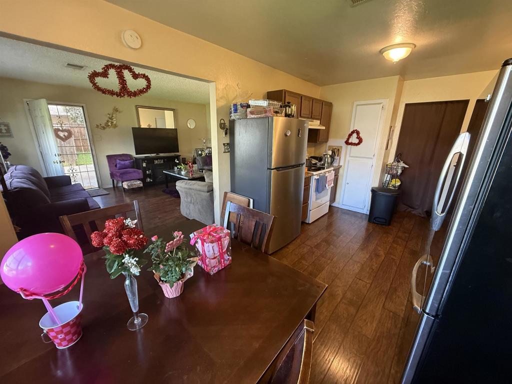 Properties 4 2217 2217 Manzanita Way