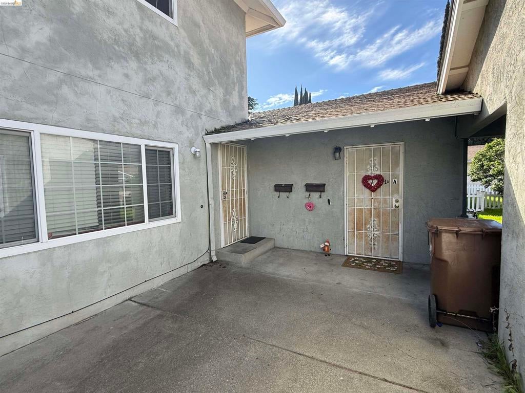 2217 Manzanita Way