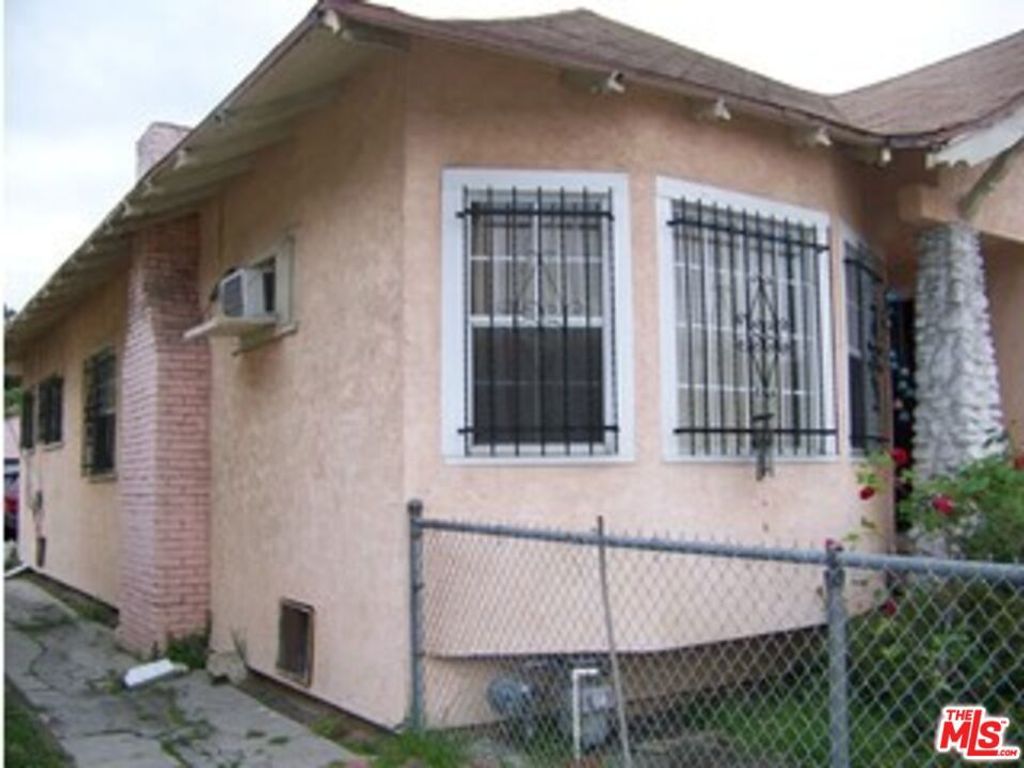Photo of 1258 W 36th Street, Los Angeles, CA 90007 (MLS # 25602533)