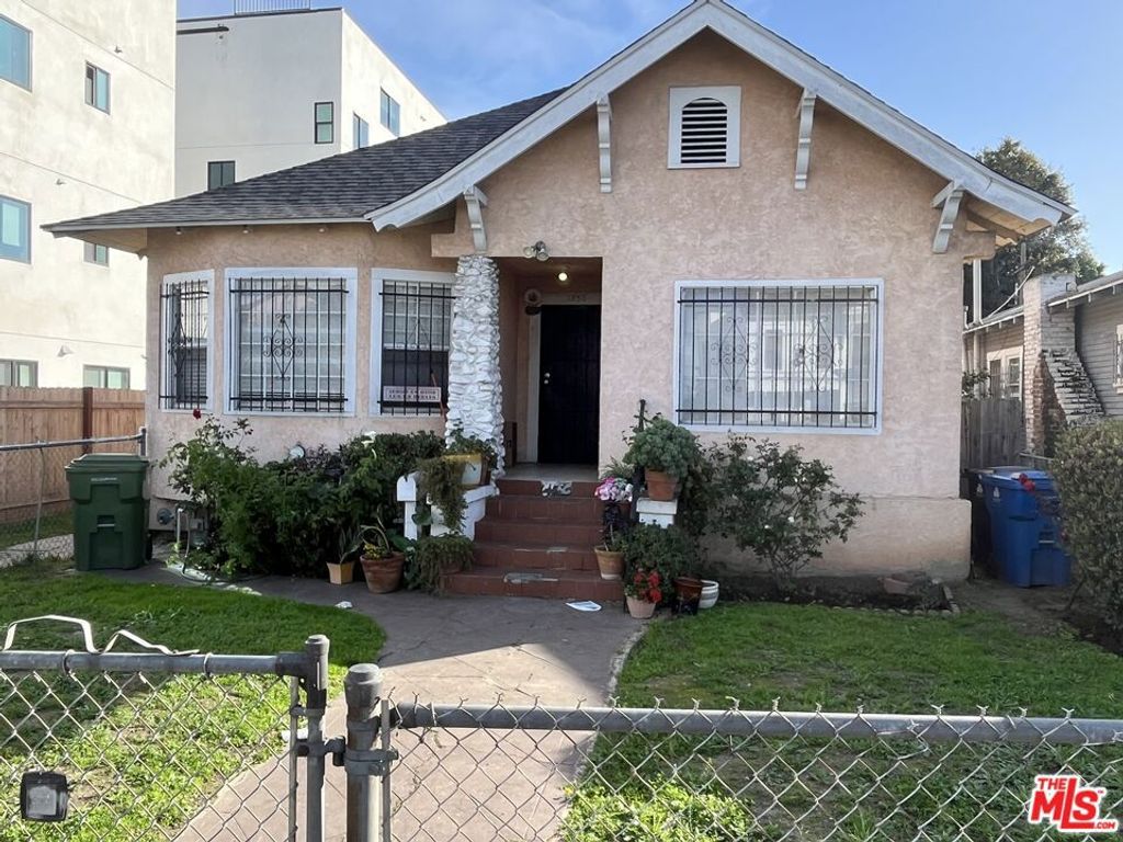 Photo of 1258 W 36th Street, Los Angeles, CA 90007 (MLS # 25602533)