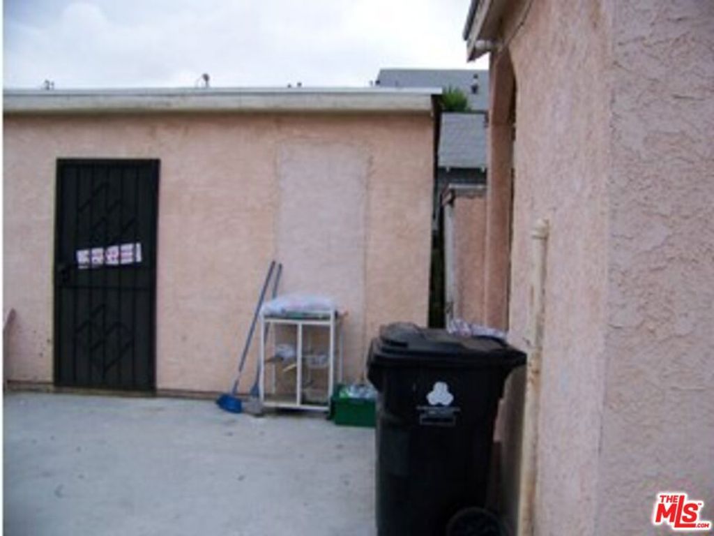 Photo of 1258 W 36th Street, Los Angeles, CA 90007 (MLS # 25602533)
