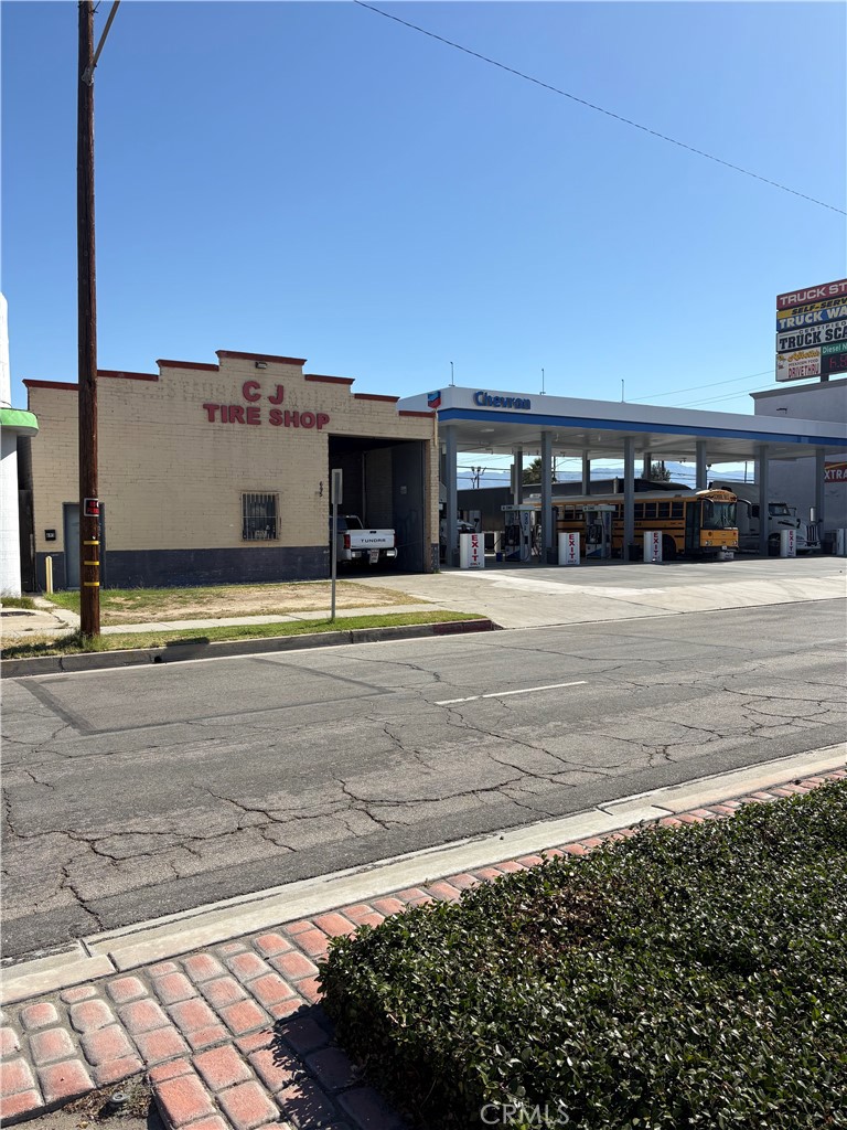 695 E Valley