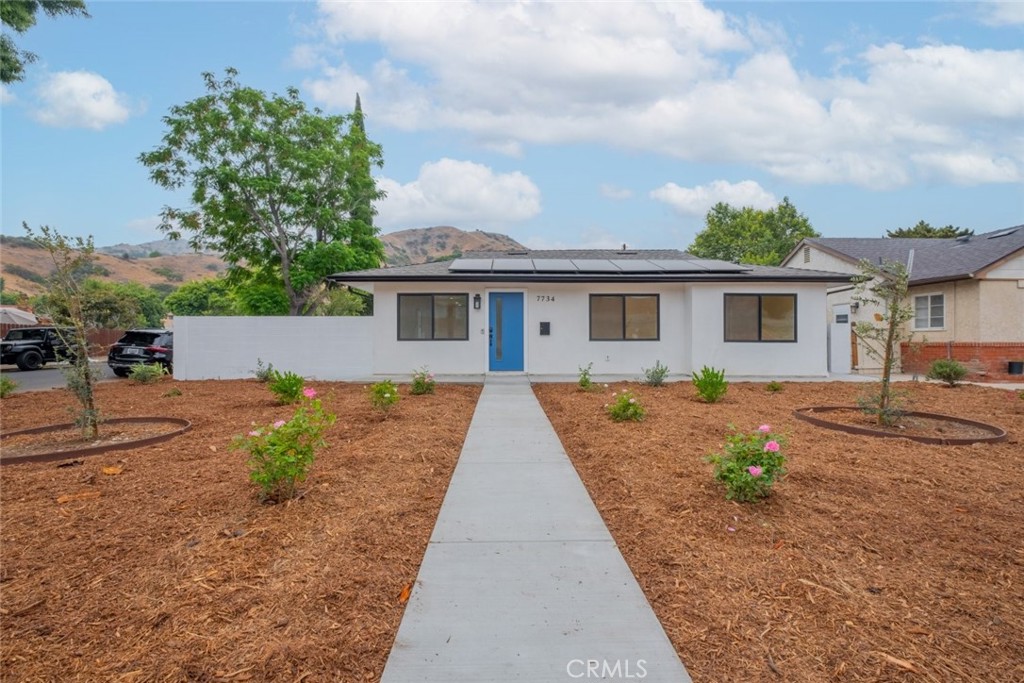 Now available in the heart of Burbank, this beautifully finished 3-bedroom, 2-bath unit offers approximately 1,300 square feet of modern living space. The home features a bright, open layout with recessed lighting and durable plank flooring throughout, creating a warm and inviting atmosphere.
The thoughtfully designed kitchen boasts quartz countertops, custom cabinetry, and sleek stainless steel appliances—perfect for both everyday living and entertaining. Spacious living areas are filled with natural light, while each bedroom provides comfort and privacy. Additional conveniences include in-unit laundry and central HVAC for year-round comfort.
Off-street parking is available in the gated driveway, and the low-maintenance outdoor space offers a relaxing area to unwind or entertain. Located just minutes from shopping, dining, studios, and major freeways, this move-in-ready home combines quality, convenience, and a prime Burbank location.