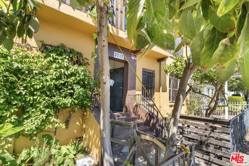 2717 S Budlong Avenue