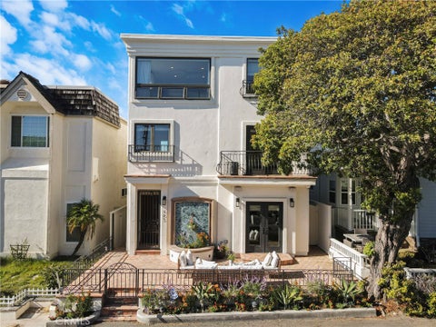 Photo of 465 32nd St ST, Manhattan Beach, CA 90266 (MLS # SB26200448)