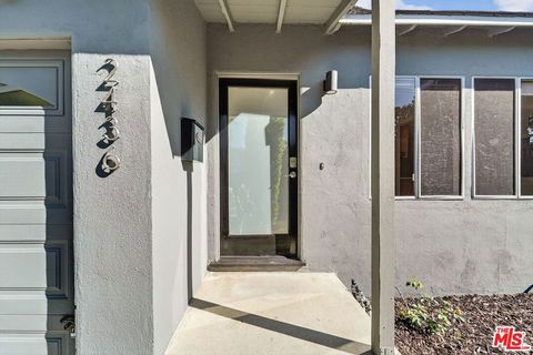 Photo of 2436 Walnut Avenue, Venice, CA 90291 (MLS # 26755705)