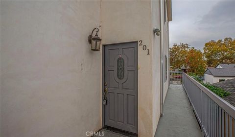 Photo of 242 W Linden Ave. AVE #201, Burbank, CA 91502 (MLS # GD26117164)