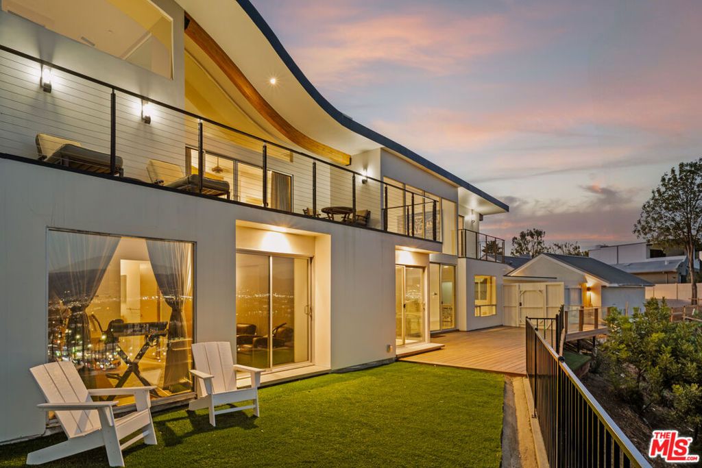 Photo of 3631 Sunswept Drive, Studio City, CA 91604 (MLS # 26634449)