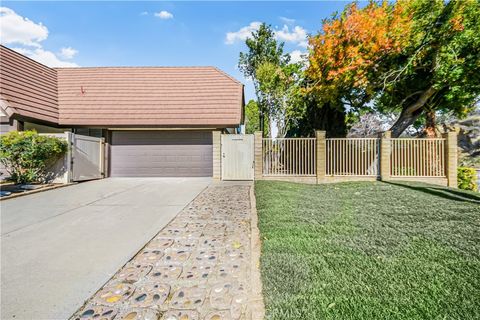 Photo of 22703 Garzota Dr, Valencia, CA 91354 (MLS # SR25275291)