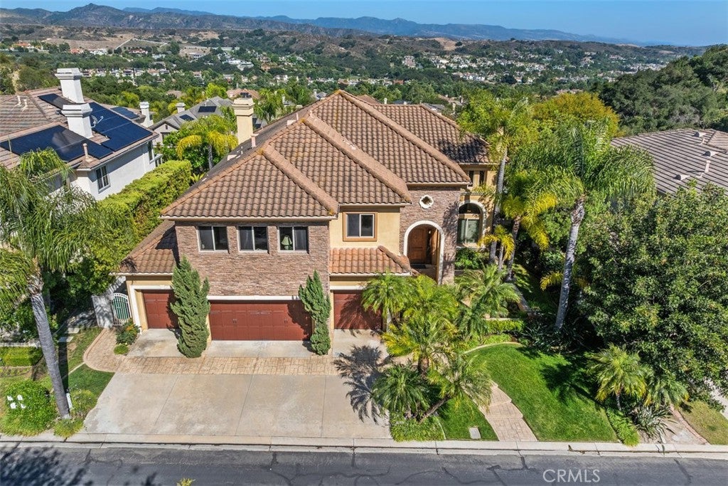 18 Claremont LN