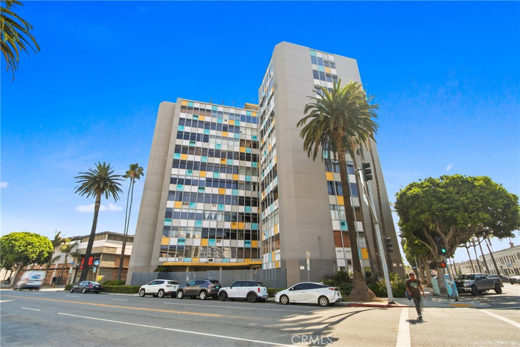 Welcome to the Royal Palms. This contemporary condo is on the six floor and has views of the city and a peekaboo view of the water. Inside, you have 2 bedrooms and 1 bathroom, and large windows to soak in the city and water view. The Royal Palms offers 24-hour security and a beautiful sparkling pool, recreation room, and spacious lobby. Downtown Long Beach offers great entertainment and fabulous restaurants. The condo is within walking distance to the beach and all of the things Downtown Long Beach has to offer. Close to FWYS and Belmont Shore. Looking to live in the heart of Downtown look no further.