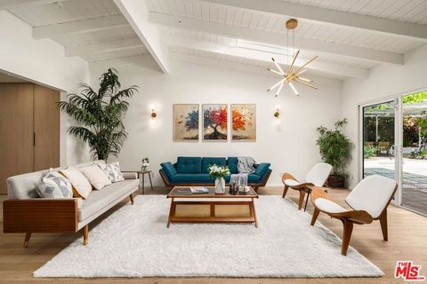 Photo of 23020 Lita Place, Woodland Hills, CA 91364 (MLS # 26641077)