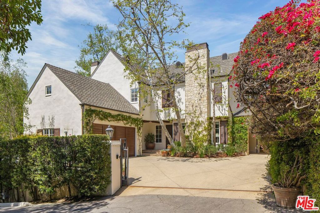 Photo of 11982 Brentridge Lane, Los Angeles, CA 90049 (MLS # 25601863)
