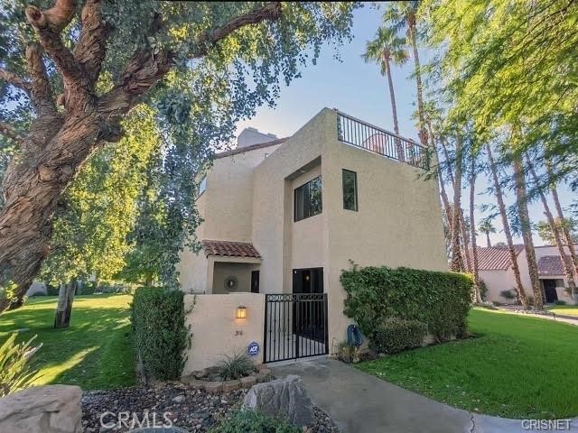 Mid-Century Charm Meets Modern Style in Mission Hills Country Club!
Located in the desirable Retro Mirage enclave of Rancho Mirage, this beautifully updated 2BD/2BA, 1,547 sq ft end-unit condo blends iconic mid-century architecture with today’s comforts. Vaulted ceilings, clean lines, and panoramic mountain views set the tone for this stylish desert retreat.
Inside, enjoy two spacious en-suite bedrooms—one upstairs, one down—offering flexibility for guests or a home office. The light-filled living room features soaring ceilings, a cozy stone fireplace, and stone flooring throughout. A custom quartz bar with vibrant blue hues adds a perfect touch for entertaining.
The updated kitchen boasts quartz countertops, stainless steel appliances, pantry, and a dedicated coffee station. Double sliders lead to the private rear patio—ideal for morning coffee or evening BBQs. Additional outdoor spaces include a gated courtyard and a rooftop terrace with stunning sunset and mountain views.
Detached 2-car garage with newer door, mature landscaping, and access to 3 community pools/spas. Enjoy all Mission Hills Country Club has to offer—award-winning tennis, golf, fitness, clubhouse, and 24-hour guard-gated security. Perfect as a full-time home or weekend getaway!