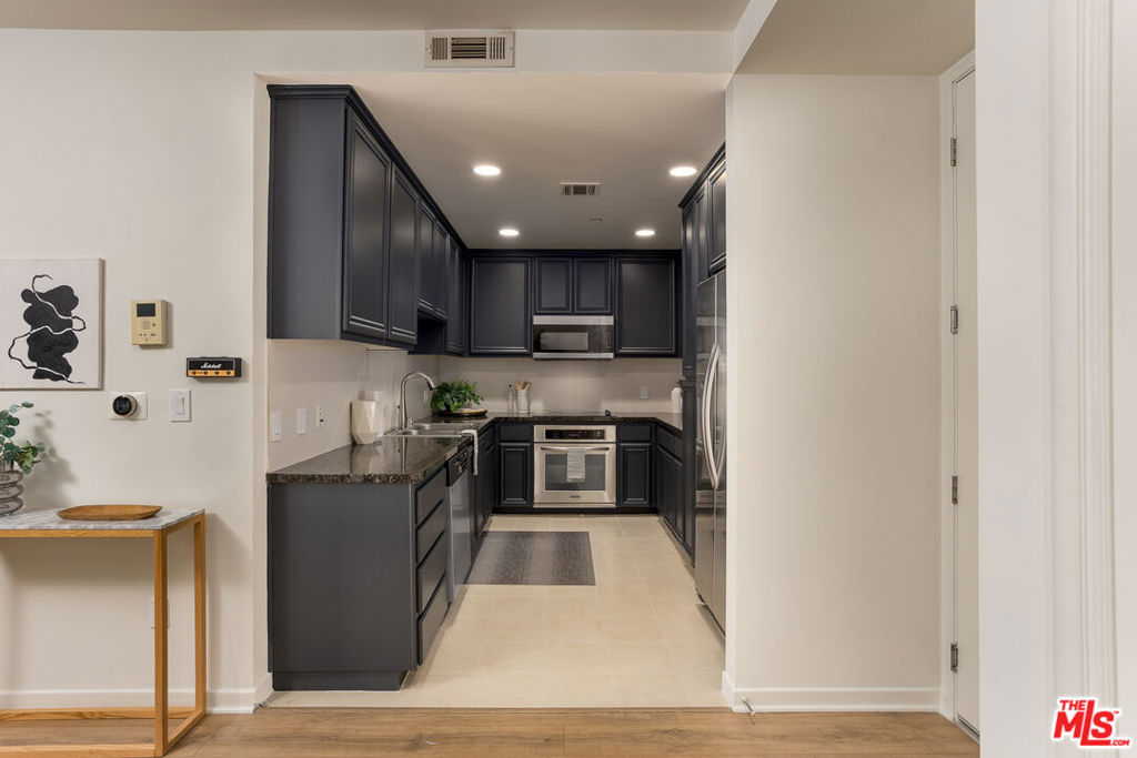 Properties 4 637 S Fairfax Avenue 202