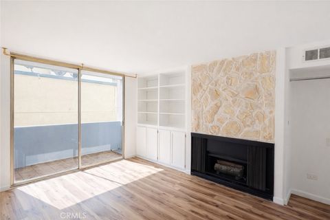 Photo of 421 S La Fayette Park Pl #404, Los Angeles, CA 90057 (MLS # SR26054850)
