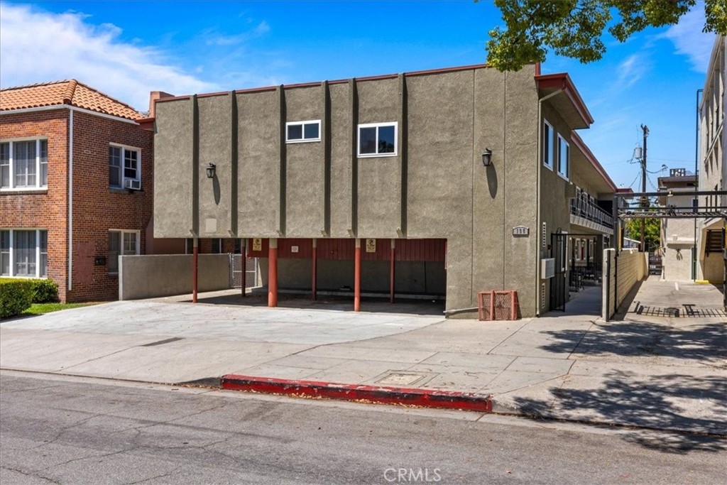 Welcome to this beautifully updated first-floor unit featuring 2 spacious bedrooms and 2 modern bathrooms, including a huge primary suite with a luxurious en-suite bath — complete with a separate glass-enclosed shower, double sinks, and plenty of storage.
Enjoy the ease of single-level living in a freshly renovated space, ideally located in the heart of Glendale. Just minutes from the Americana at Brand, top-rated restaurants, and a variety of shopping destinations. Commuters will love the easy access to the 134, 2, and 5 freeways, putting downtown LA just a short drive away.
Glendale is nestled at the base of scenic mountains, you're also surrounded by gorgeous hiking trails and outdoor escapes. This unit offers the perfect blend of urban convenience and natural beauty — an ideal home for anyone seeking comfort, and unbeatable location.