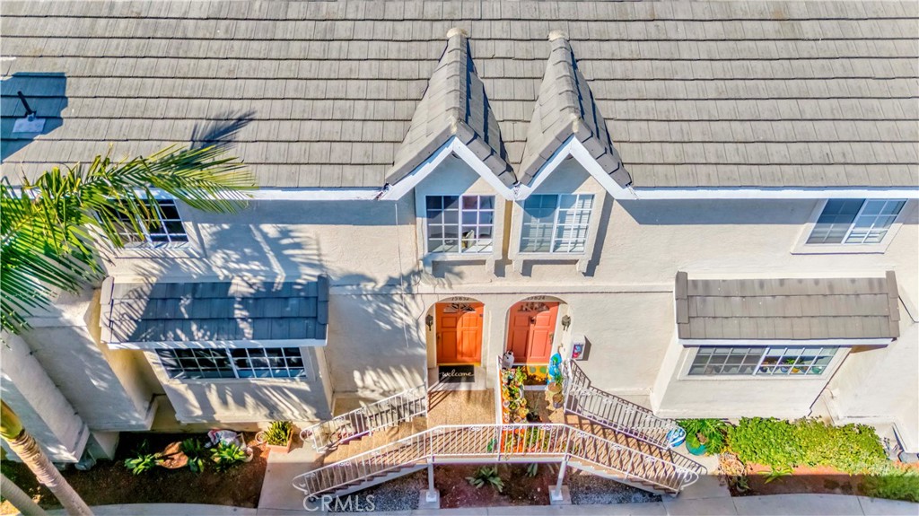 Welcome to South Bay Crest, a beautifully maintained gated community where convenience meets comfort. This recently upgraded 3-bedroom, 3-bath home offers a bright and spacious layout with a living room that features a cozy fireplace and a separate dining area right off the kitchen. The kitchen has been tastefully remodeled with modern cabinets and stainless-steel appliances, making it both functional and stylish.
Enjoy the convenience of a 2-car attached garage with extra storage space, and take advantage of the many community amenities including a sparkling pool, relaxing spa, tennis and basketball courts, a fitness center, and more.
The location is unbeatable—quiet yet strategically situated with easy access to the 105, 405, and 91 freeways for a smooth commute. You’ll also be just minutes from major grocery stores and some of the trendiest new restaurants in town.
This turnkey home is move-in ready and offers the perfect blend of comfort, style, and convenience.