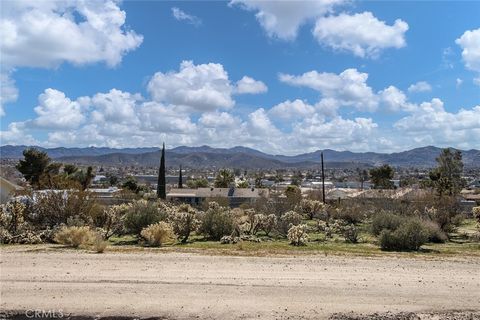 Photo of 57495 Warren Way, Yucca Valley, CA 92284 (MLS # JT25196644)