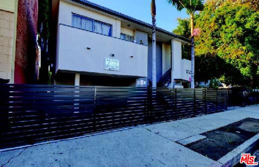 1223 N Beachwood Drive