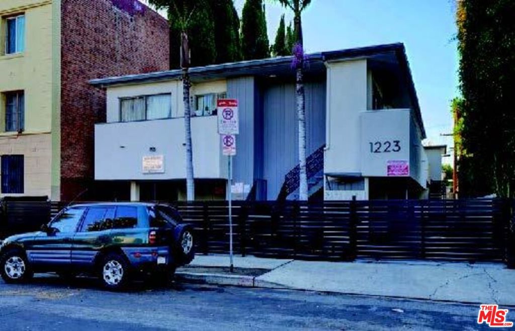 1223 N Beachwood Drive