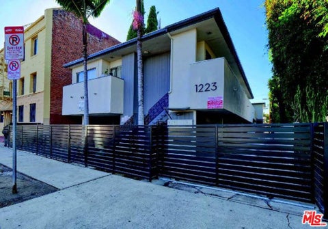 Photo of 1223 N Beachwood Drive, Los Angeles, CA 90038 (MLS # 26102292)