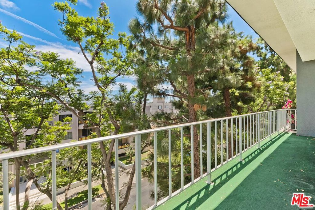 100 S Doheny Drive 313