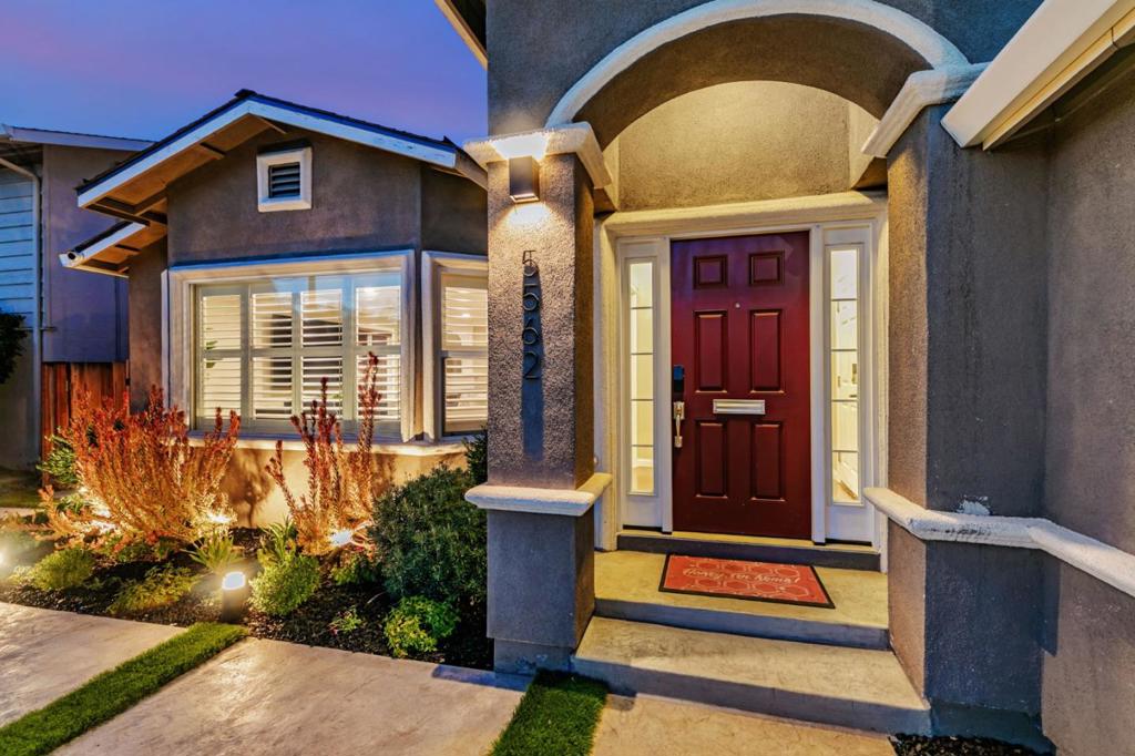 5562 Starcrest Drive