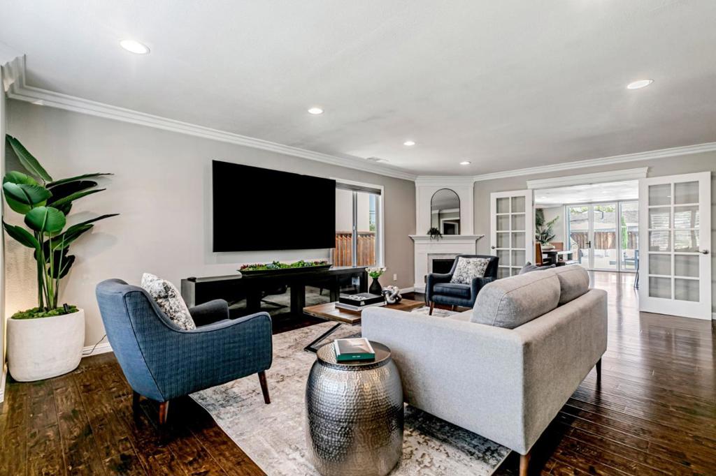 5562 Starcrest Drive
