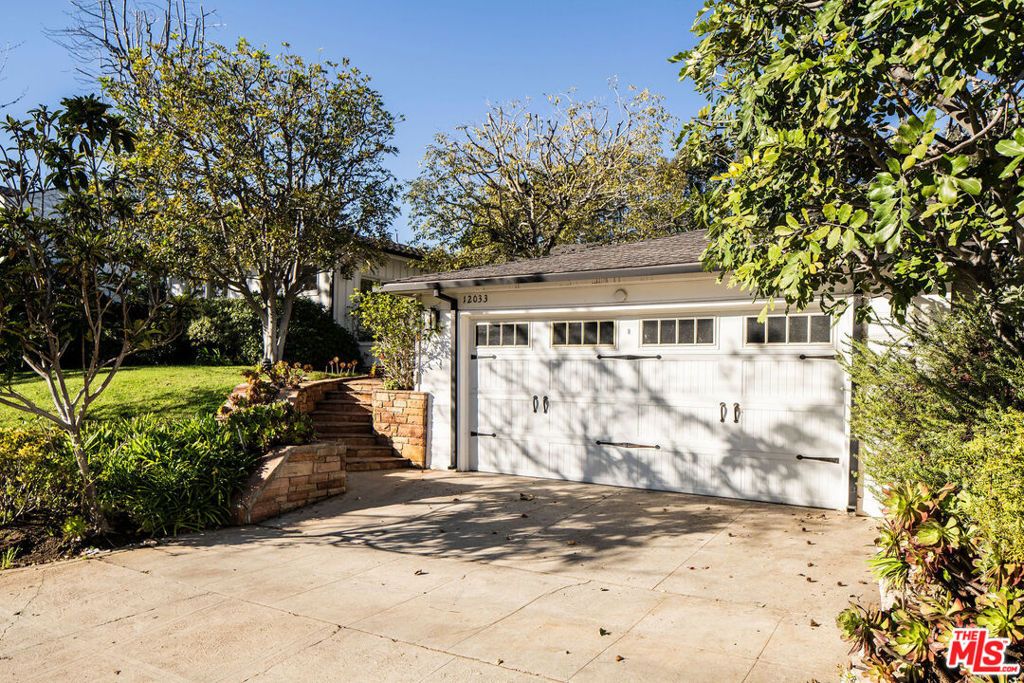 Photo of 12033 Kearsarge Street, Los Angeles, CA 90049 (MLS # 26637887)